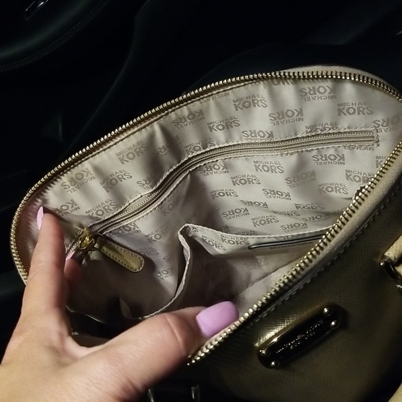 12/17/25 GIVAWAY! ANY PURCHASE WILL QUALIFY YOU TO ENTER Michael kors crossbody - Picture 7 of 13